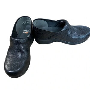 Dansko XP 2.0 Women’s Black Floral Tooled Clog Size 40 (EU), 9.5-10 (US) GUC
